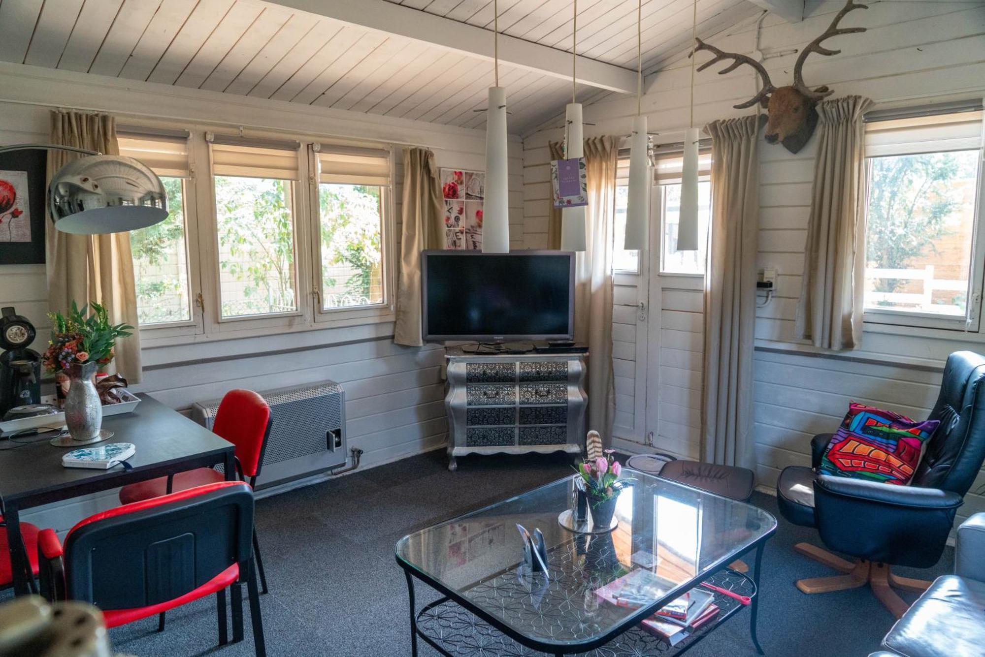 Chalet Op Een Rustig Park In De Natuur Putten Esterno foto